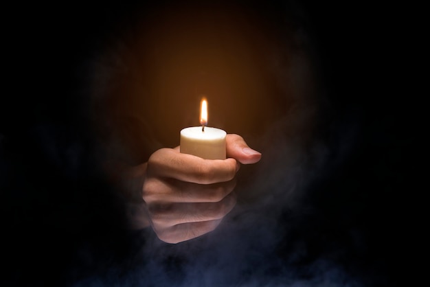 Photo hands holding candle