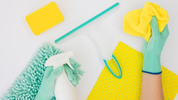 Photo hands holding cleaning supplies