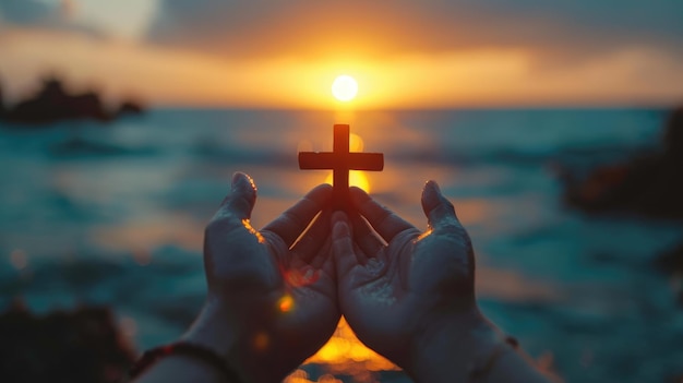 十字架を持つ手 腕を組んで祈る信者 イエス・キリスト 天からの神の光