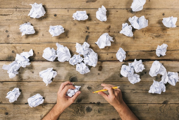 Foto mani che tengono palla di carta stropicciata e penna per raccogliere idee immagine concettuale di brainstorming