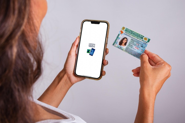 Photo hands holding driver's license and smartphone apps