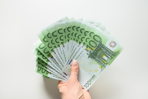 Руки держат европейские деньги в банкнотах евро крупным планом