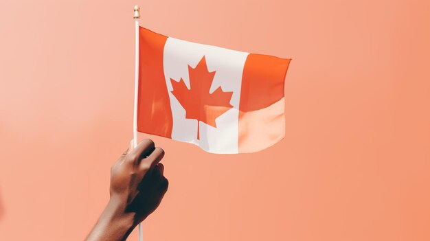 руки, держащие флаг Канады