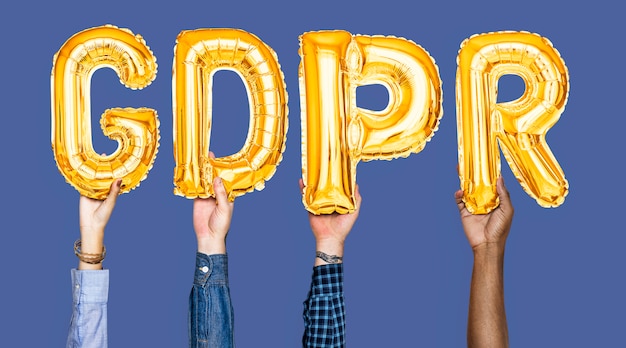 Руки держат слово GDPR в воздушных шарах