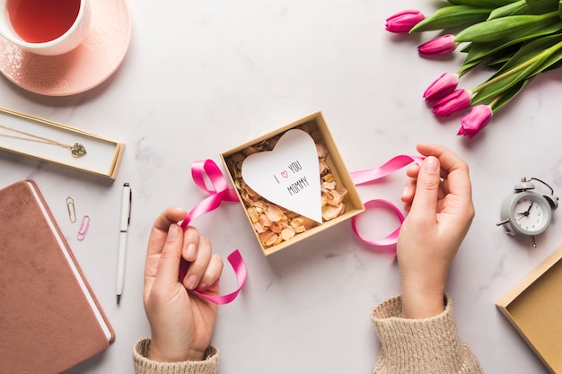 Photo hands holding gift ribbon