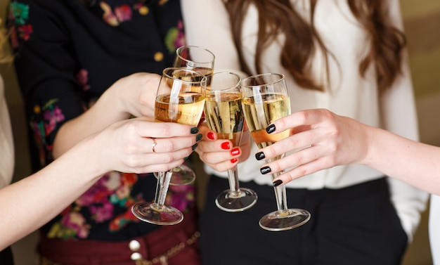 Photo hands holding the glasses of champagne making a toast