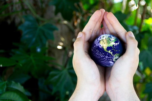 Photo hands holding a globe