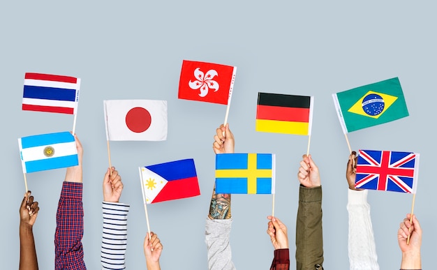 Photo hands holding international flags