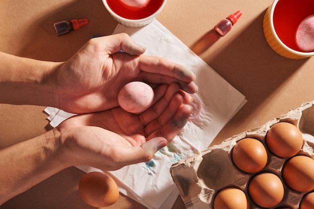 Photo hands holding modern painted easter eggs selective focus