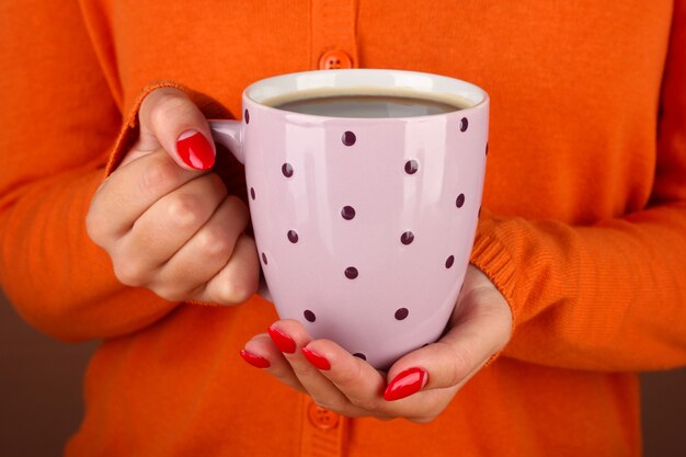 Foto mani che tengono tazza di bevanda calda, primo piano