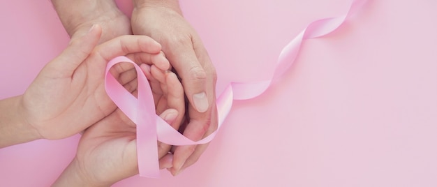 사진 핑크 리본, 유방암 인식, 세계 암의 날 개념을 손에 들고
