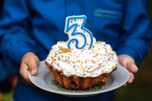 Photo hands holding a plate with cake