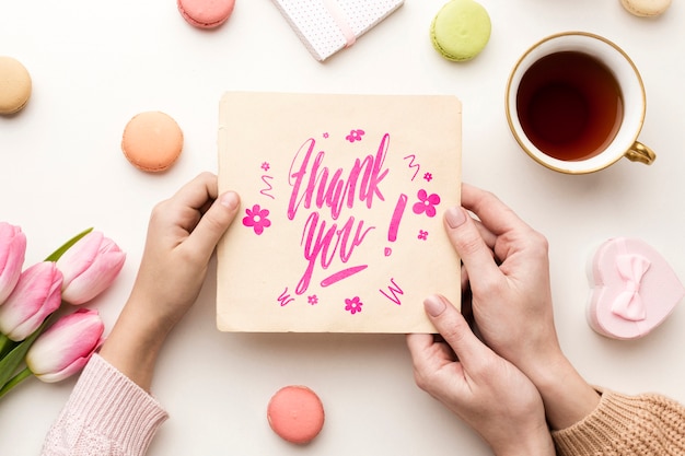 Photo hands holding professional thank you note