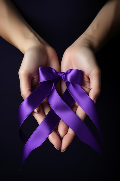 Руки, держащие фиолетовые ленты концепция Всемирного дня борьбы с раком