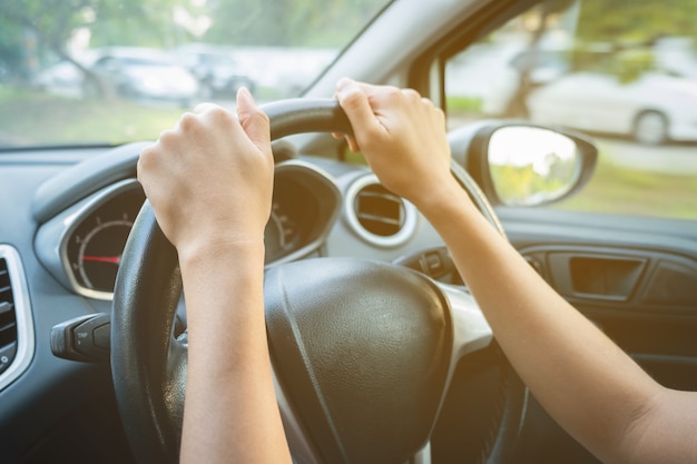 Photo hands holding the steering