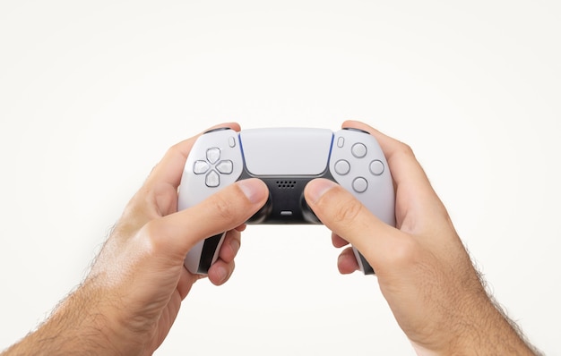 Mani che tengono il controller di gioco bianco isolato su sfondo bianco