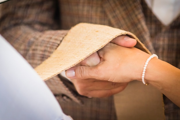 Foto le mani intrecciano le coppie di sposi il giorno del matrimonio