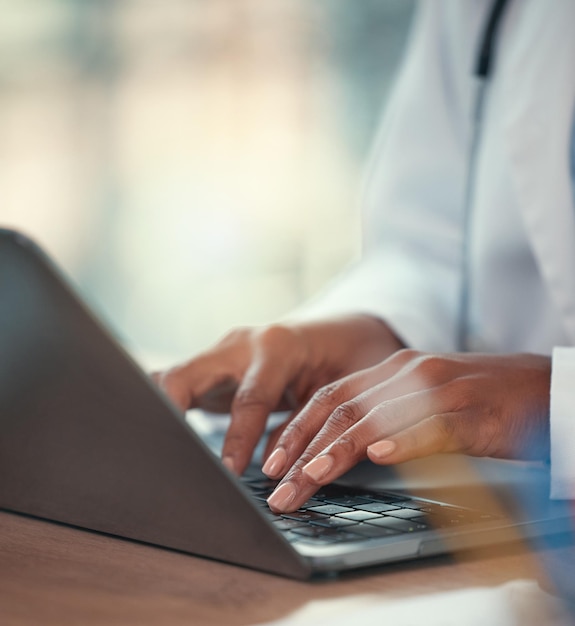 Foto passa il laptop e fa ricerche con un medico in ospedale digitando i dati sanitari per la diagnosi in un ufficio assicurazione del computer e rapporto con un professionista della medicina che cerca informazioni mediche