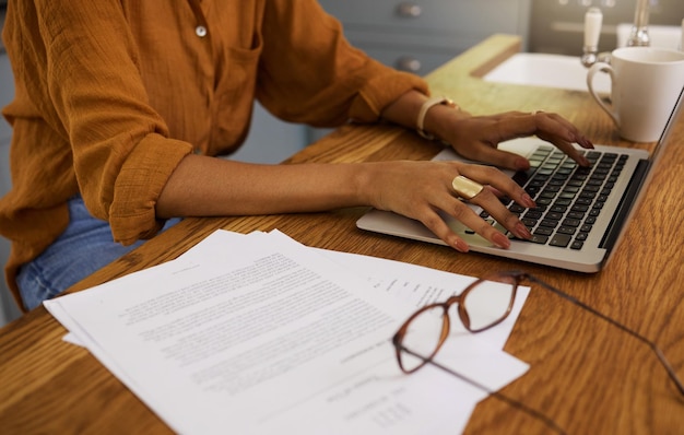 Foto passa il laptop e la donna in ufficio a casa per pianificare la ricerca o la comunicazione online nel lavoro remoto revisione della tastiera e consulente finanziario che digita la crescita del budget o l'obiettivo di freelance e risparmio