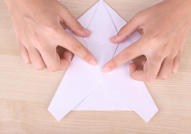 Foto mani che fanno figura di origami da vicino