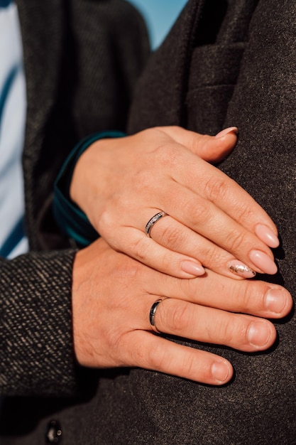 결혼 반지와 남자와 여자의 손