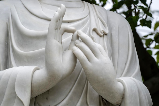 Photo hands marble buddha statues in a buddhist temple in the city of danang vietnam closeup