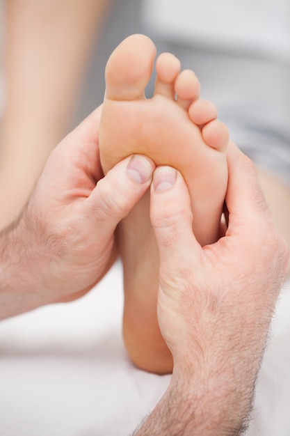 Photo hands massaging a foot