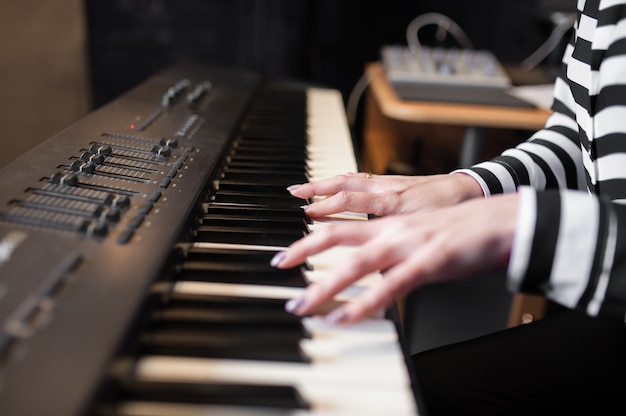 Mani musica, sintetizzatore, pianoforte