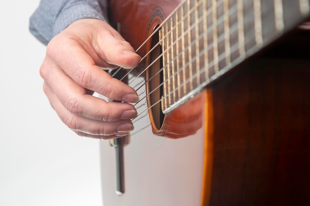 Mani del musicista che suona la chitarra classica