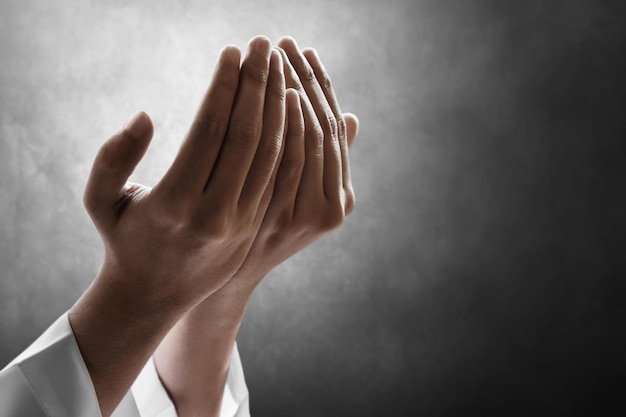 기도 하는 무슬림 남자 의 손