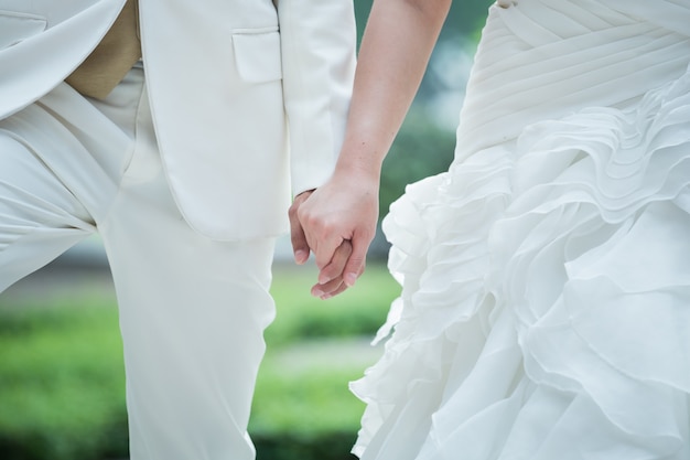 Photo hands of newlyweds who caught a symbol of love