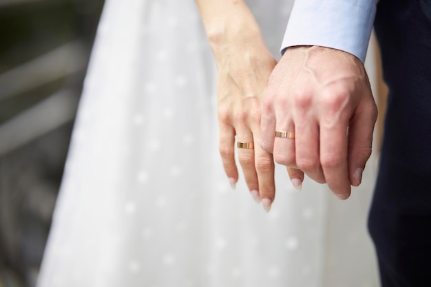 결혼 반지와 신혼 부부의 손 근접 촬영 결혼 반지와 남자와 여자의 그림