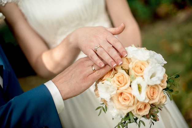 Photo hands of newlyweds with wedding rings