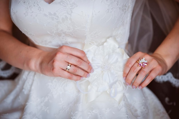 写真 結婚指輪をはめた花嫁の手