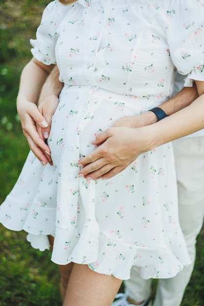 사진 임신 한 여자 가 남편 을 포옹 하는 남자 와 여자 의 손