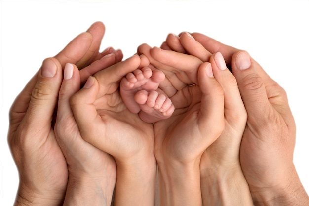 写真 生まれたばかりの赤ちゃんの足を保持している母、父と子の手。幼児とかわいい家族の肖像画。高品質の写真
