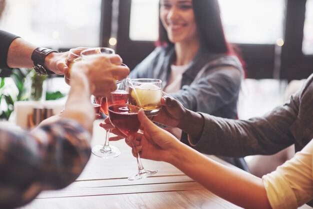 Руки людей с бокалами виски или вина, празднование и тосты