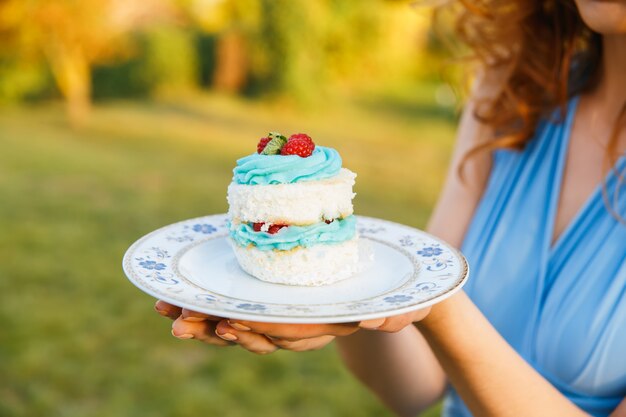 写真 プレートを保持している女性の手