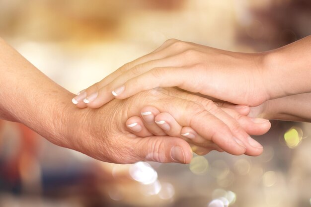 Foto mani del vecchio e di una giovane donna. avvicinamento.