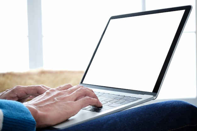 オンラインビジネス起業家の手は、インターネットプラットフォームで注文リストを確認するためにラップトップでキーボードを入力しています。コンピューターの画面は白です。
