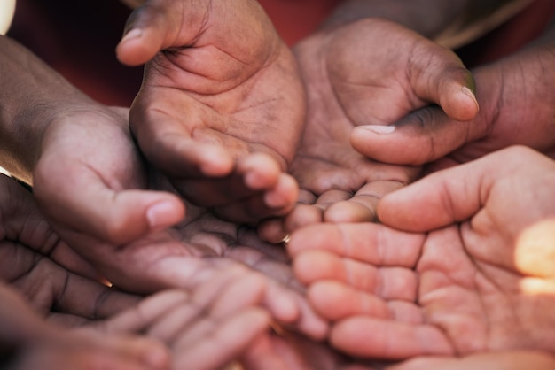 Foto palmo delle mani e diversità di persone in cerchio per una ong di beneficenza e sostegno nella comunità povera insieme dall'alto aiutare la donazione di mani ed empatia per i bambini nella società della povertà e nel crowdfunding