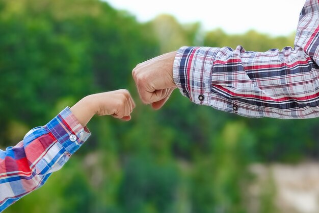 公園旅行で自然の中で親と子の手