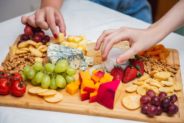 Foto mani di persone che raccolgono formaggio dal pesto