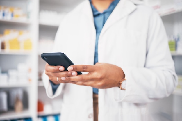 Foto telefono in mano e medico con una donna farmacista al lavoro in una farmacia per l'assistenza sanitaria o la comunicazione farmacia mobile e contatto con una professionista della medicina femminile che lavora in un dispensario