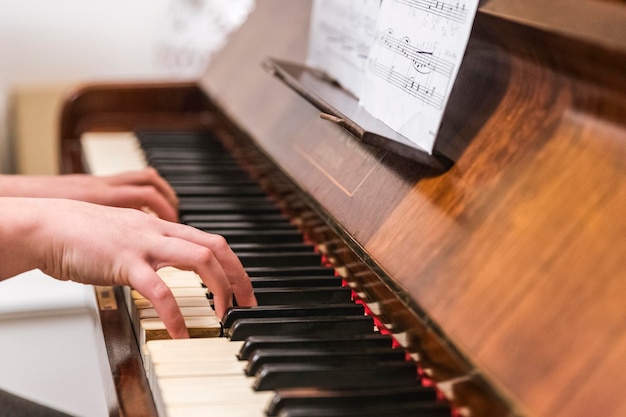 Foto mani sul pianoforte musica magica