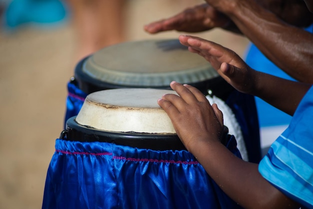 Foto mani che suonano il ritmo musicale atabaque musica africana