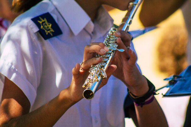 Foto mani che suonano la chitarra