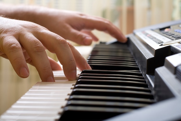 hands playing piano