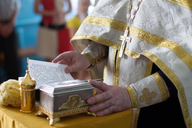 Foto le mani della croce sacerdotale e la bibbia