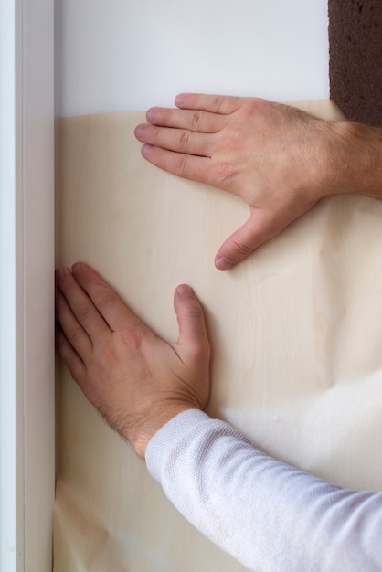 Photo hands putting up decorative vinyl